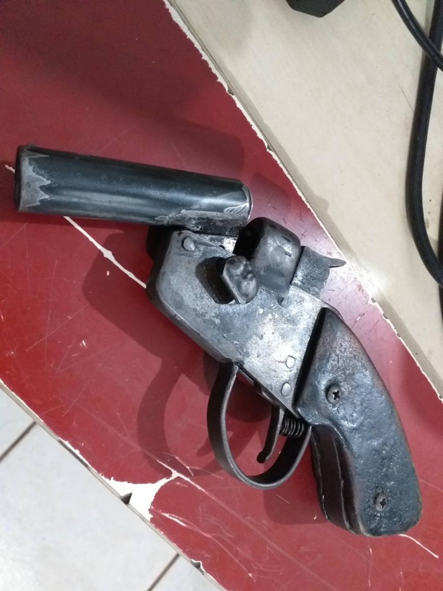Jovem é preso portando arma de fogo de fabricação caseira na zona leste - News Rondônia