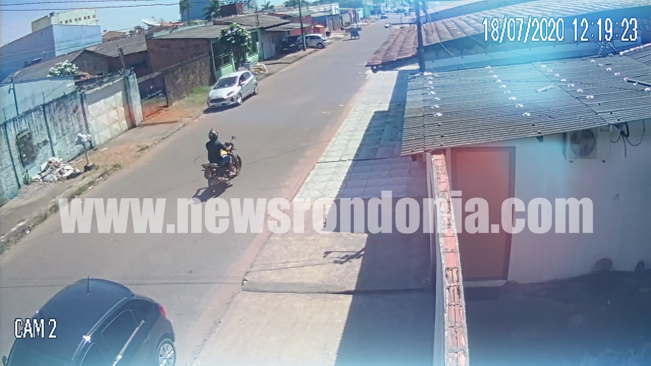 Câmeras de segurança flagram momento em que ladrão rouba bolsa de mulher e ainda tenta derrubá-la de moto - News Rondônia