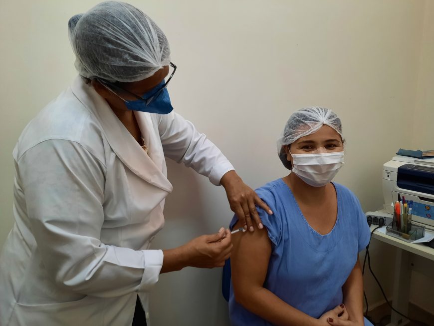 Servidores do Complexo Hospitalar de Cacoal receberam a 1ª dose da vacina contra a Covid-19 - News Rondônia