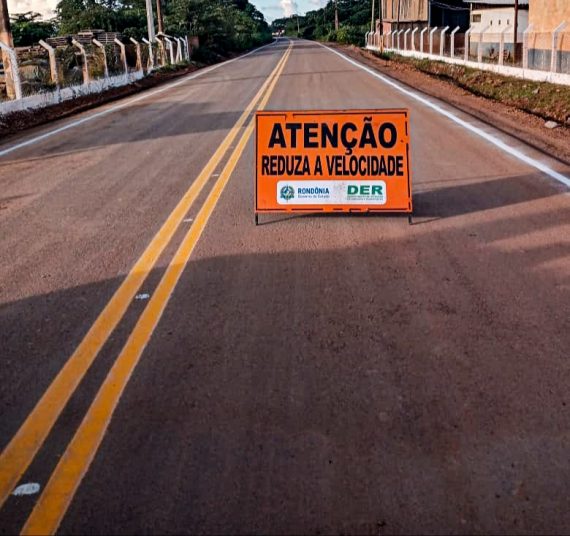 Equipes do DER executam pintura da sinalização horizontal na Estrada do Belmont, em Porto Velho - News Rondônia