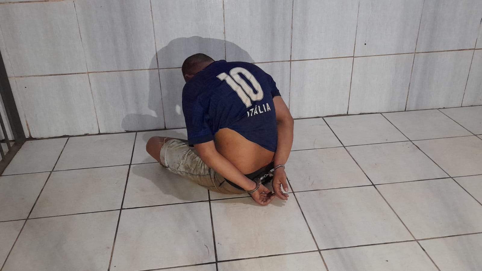 EXTORSÃO - Homem armado tenta arrancar dinheiro de dona de bar e é espancado pela população