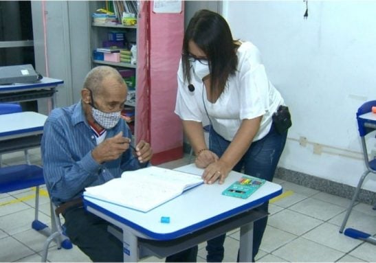 NUNCA É TARDE: Aos 102 anos, idoso volta à sala de aula e inspira alunos - News Rondônia