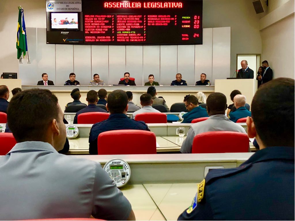 LÉO MORAES REALIZA SESSÃO SOLENE DE ENTREGA DE VOTO DE LOUVOR A POLICIAIS MILITARES DE RONDÔNIA - News Rondônia