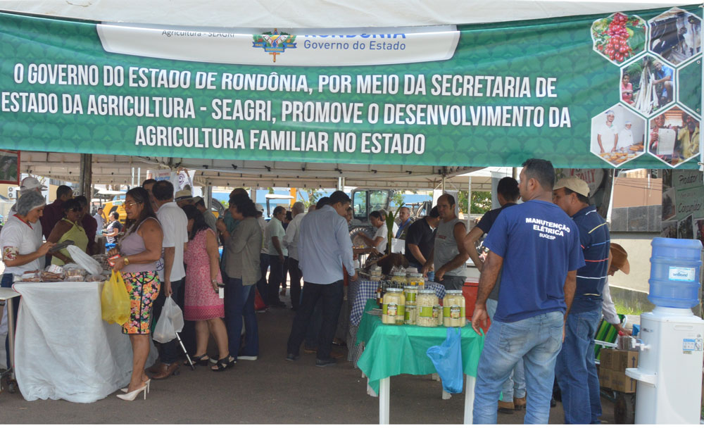 AGRICULTORES FAMILIARES EXPÕEM SEUS PRODUTOS EM FEIRA NO ESTACIONAMENTO DO PALÁCIO RIO MADEIRA, EM PORTO VELHO - News Rondônia
