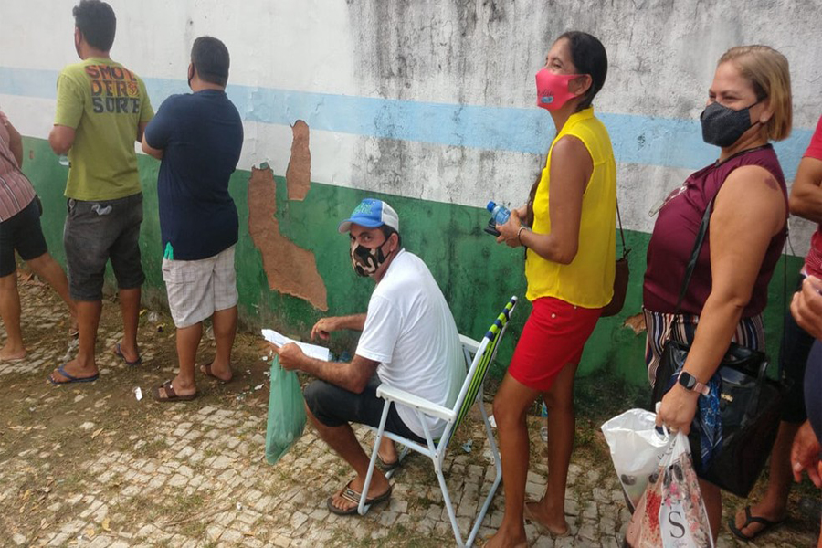 Cascavel, no Ceará, adota vacinação por ordem de chegada e moradores 'dormem na fila' para garantir senha - News Rondônia