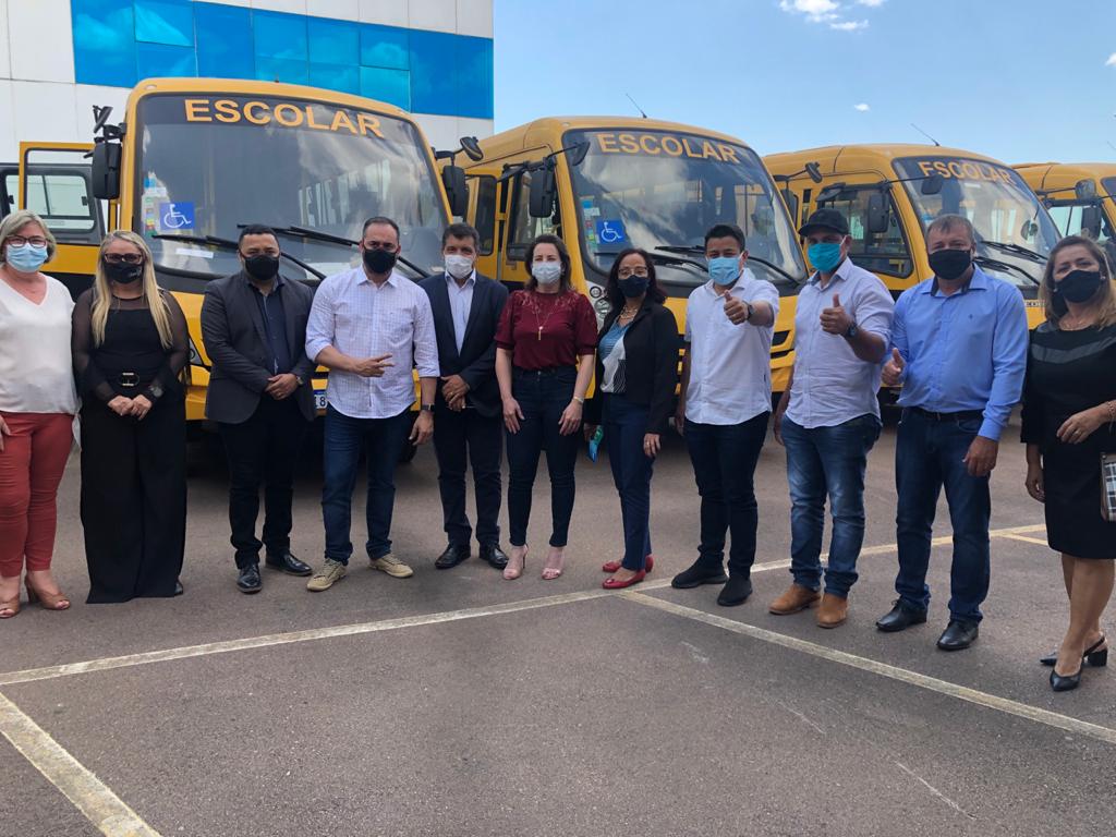 Deputada Jaqueline Cassol entrega 21 ônibus escolares para vários municípios de Rondônia - News Rondônia