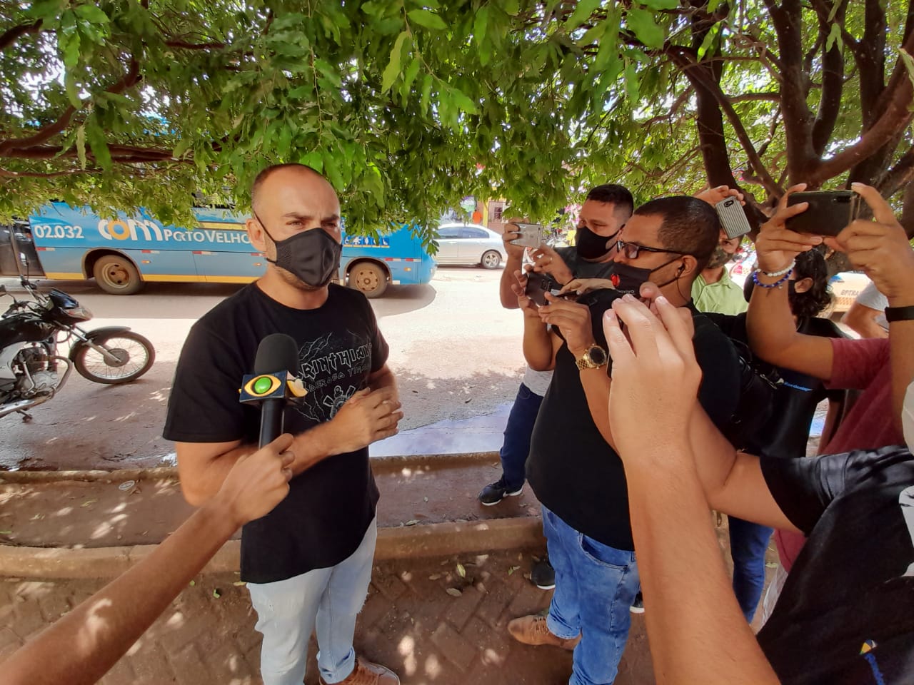 ATUALIZADA: Bandidos invadem Banco do Brasil da zona leste e funcionária é mantida refém com explosivo no corpo - News Rondônia