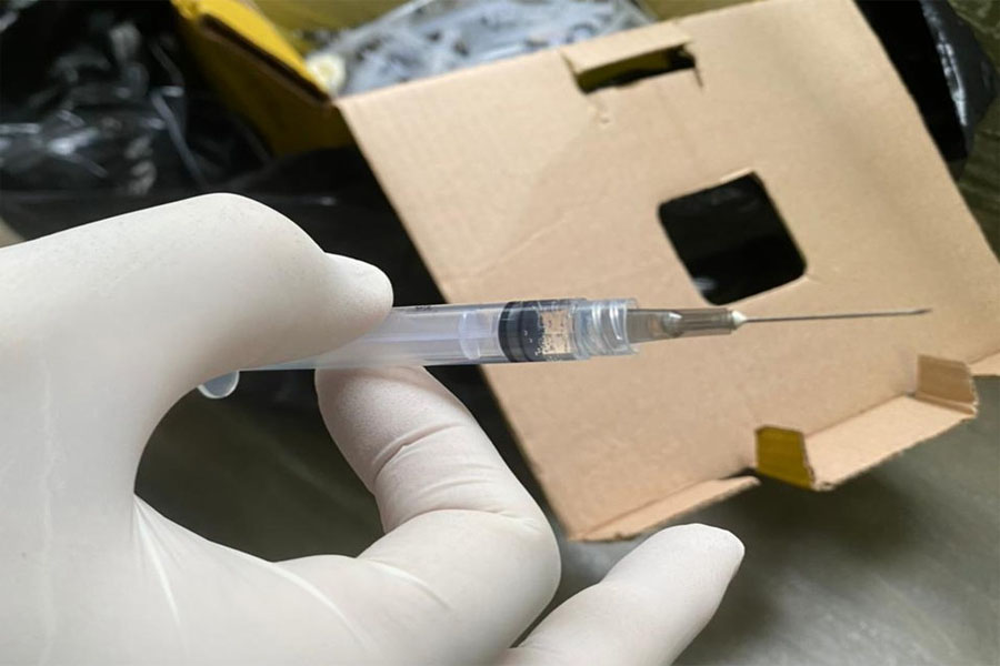 Seringa usada por auxiliar de enfermagem investigada por não aplicar vacina contra Covid é achada com líquido no lixo - News Rondônia