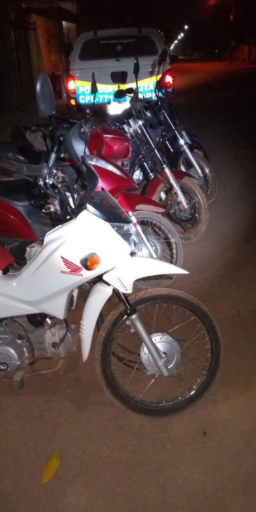 Polícia recupera cinco motos roubadas, apreende pistola do acervo da PM e prende quatro suspeitos - News Rondônia