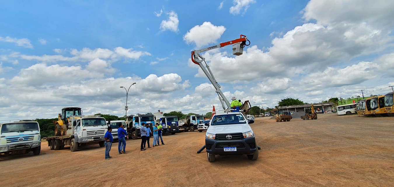 Com recurso próprio, prefeitura de Jaru adquire mais um veículo equipado com cesto aéreo e amplia serviços de manutenção da iluminação pública no município - News Rondônia