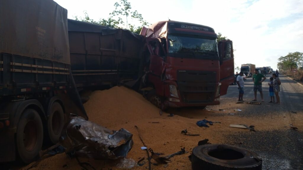 Grave acidente envolvendo carretas é registrado na BR 364 entre Presidente Médici e Cacoal - News Rondônia