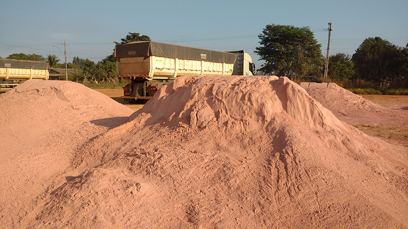 Produtores de Pimenteiras do Oeste são beneficiados com o transporte gratuito de calcário - News Rondônia