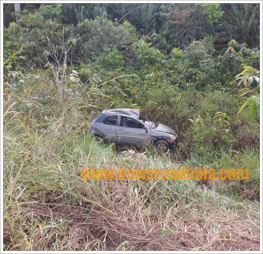Casal de idosos é socorrido após carro capotar na BR-364 - News Rondônia