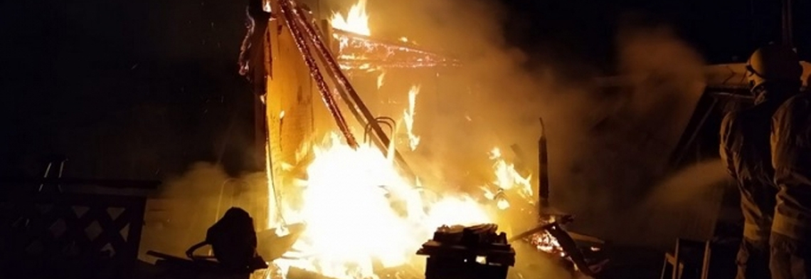 Casa é destruída pelo fogo após curto-circuito em ventilador - News Rondônia