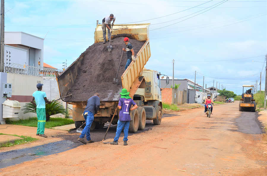Ariquemes: Secretaria de Obras realiza operação tapa-buracos na Rua Toledo do Jardim Paraná - News Rondônia