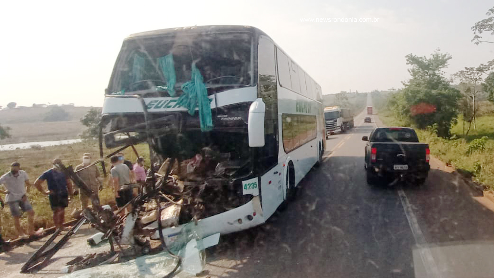 URGENTE - Ônibus da Eucatur fica destruído após colisão na BR-364 - News Rondônia