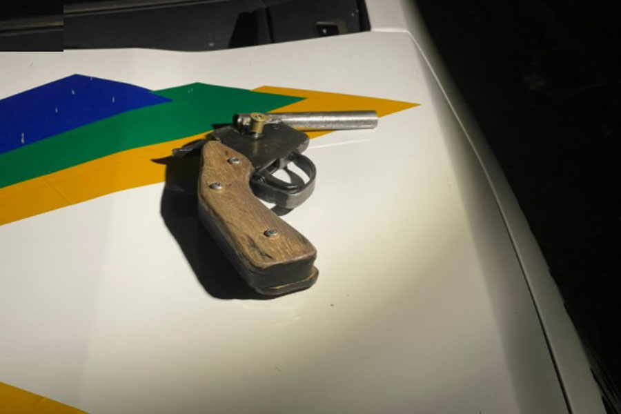 GARRUCHA - Suspeito de roubo é preso após jogar arma em pátio de escola na leste - News Rondônia