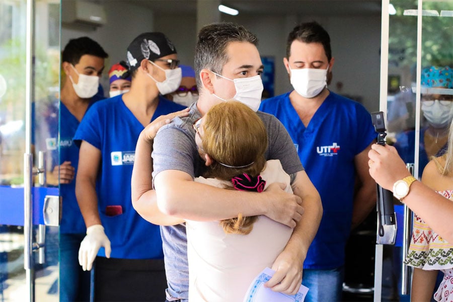 Paciente que teve 100% do pulmão comprometido após complicações da Covid-19 recebe alta depois 22 dias em tratamento na UTI municipal em Jaru - News Rondônia