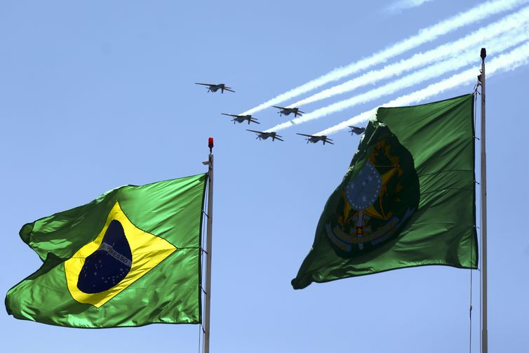 Bolsonaro cumprimenta populares em solenidade de 7 de Setembro - News Rondônia