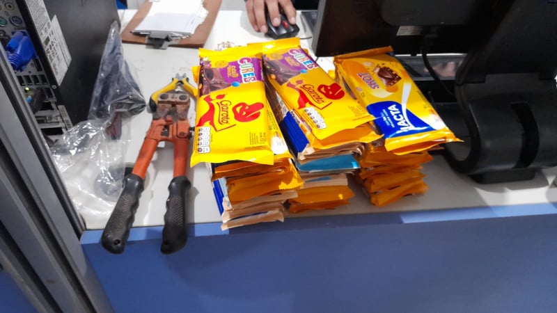 FORMIGUINHAS: Trio é preso após furtar 44 barras de chocolate em loja no Shopping - News Rondônia