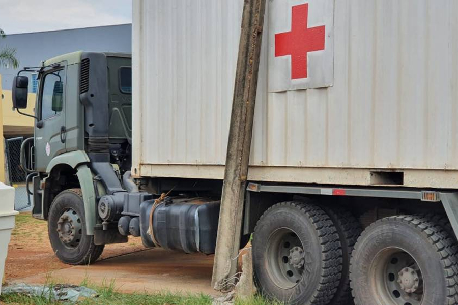Caminhão do Exército danifica poste de energia ao entrar em escola pública onde militares estão alojados - News Rondônia