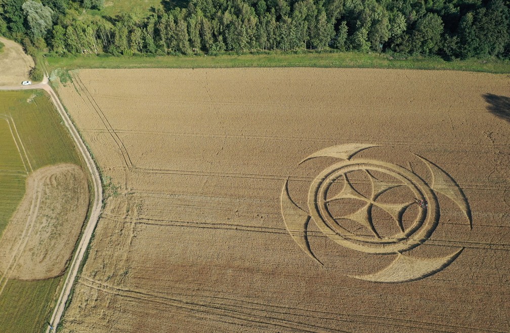 Símbolo gigantesco em campo de trigo atrai atenção de curiosos na França - News Rondônia