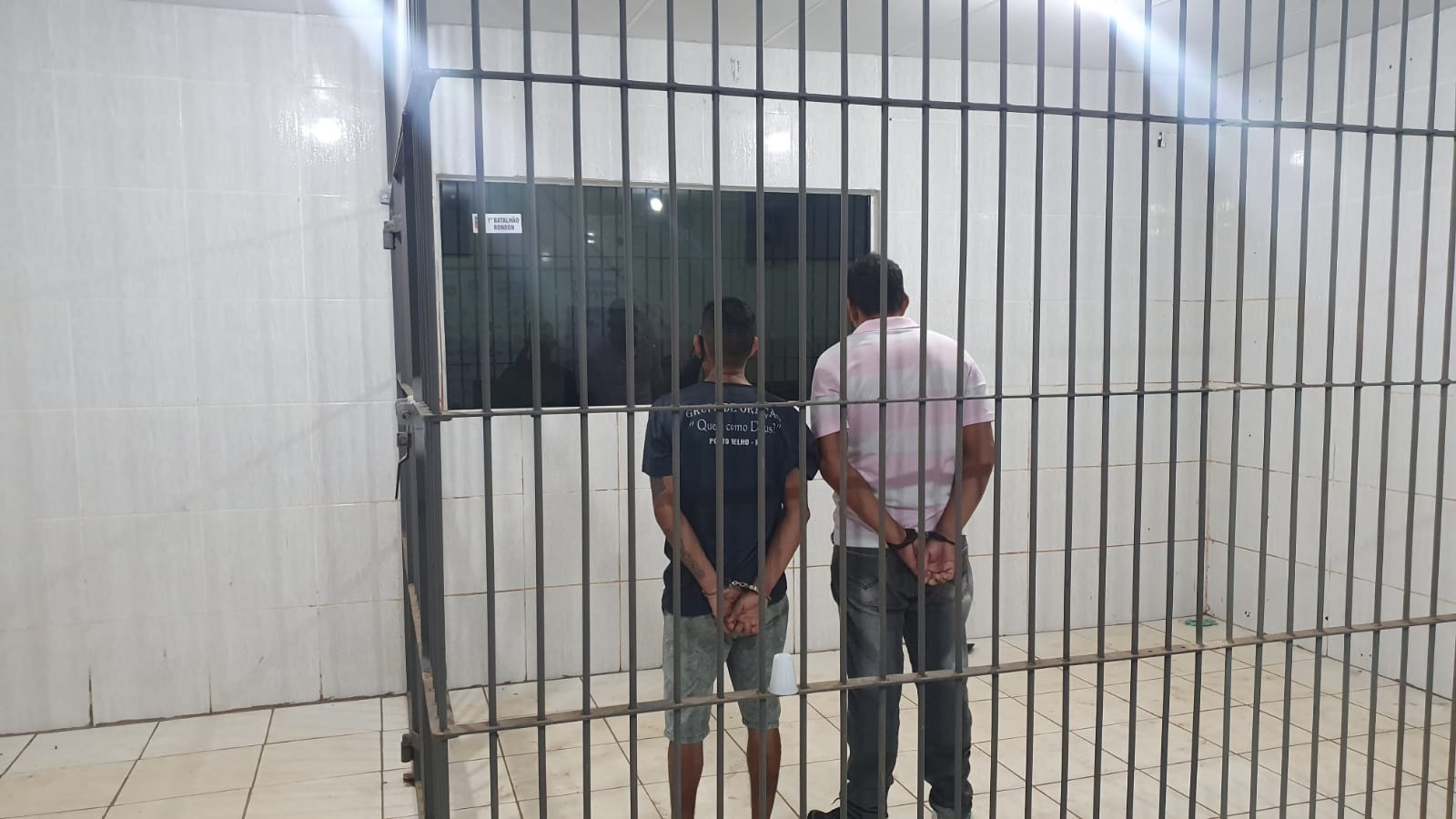NO CENTRO - Polícia prende dupla com revólver - News Rondônia