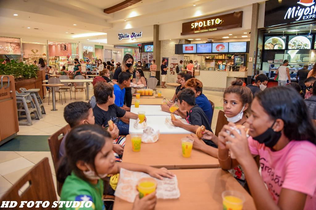 Crianças da Vila Princesa ganham Natal divertido na pista de patinação no gelo da Lux Entretenimentos - News Rondônia