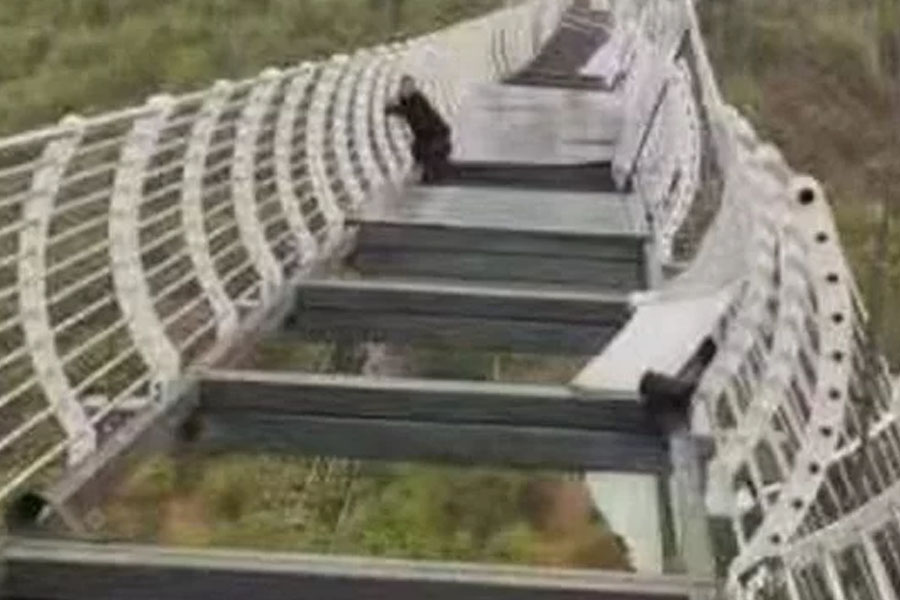 Ponte de vidro na China quebra e homem fica pendurado a 100 metros de altura - News Rondônia