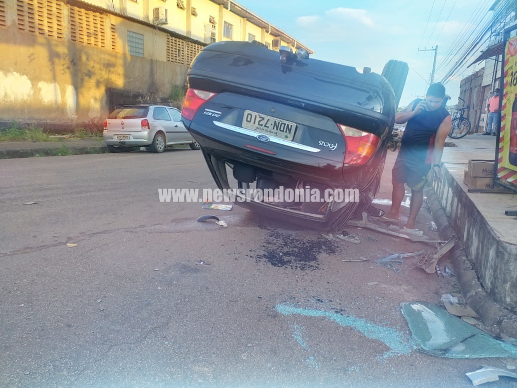 Grave colisão entre carros em cruzamento deixa um capotado com motorista lesionado - News Rondônia