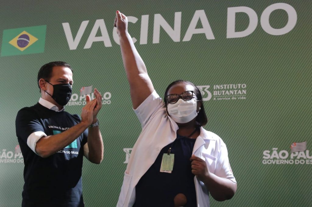 VACINA: Não tenham medo da vacina, diz 1ª brasileira vacinada contra Covid-19 no país - News Rondônia