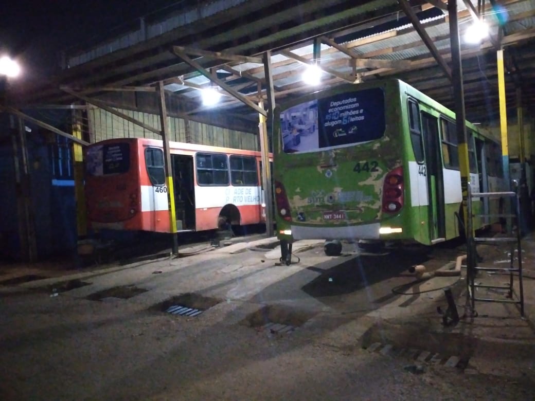 Ônibus apreendidos do Consórcio Sim foram depenados dentro da garagem na véspera da operação - News Rondônia