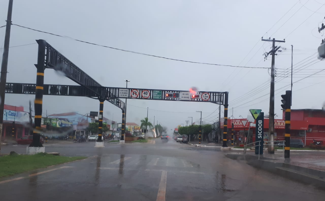 VÍDEO: CHUVA FORTE PROVOCA PONTOS DE ALAGAMENTOS NO CENTRO DE ALVORADA DO OESTE; NESTA QUINTA-FEIRA - News Rondônia
