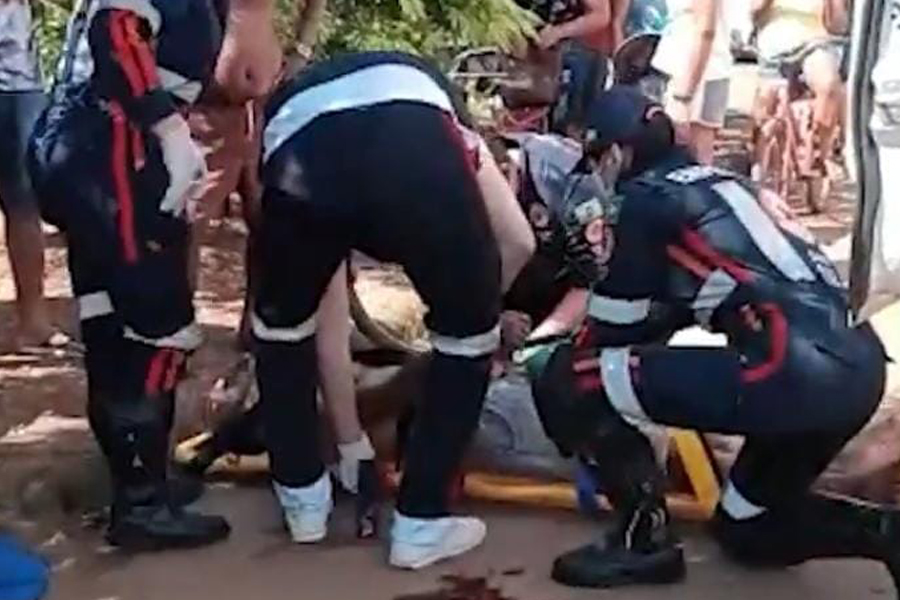 GRAVÍSSIMO: Motorista de Corolla invade preferencial e atropela motocilistas na zona leste da capital - News Rondônia