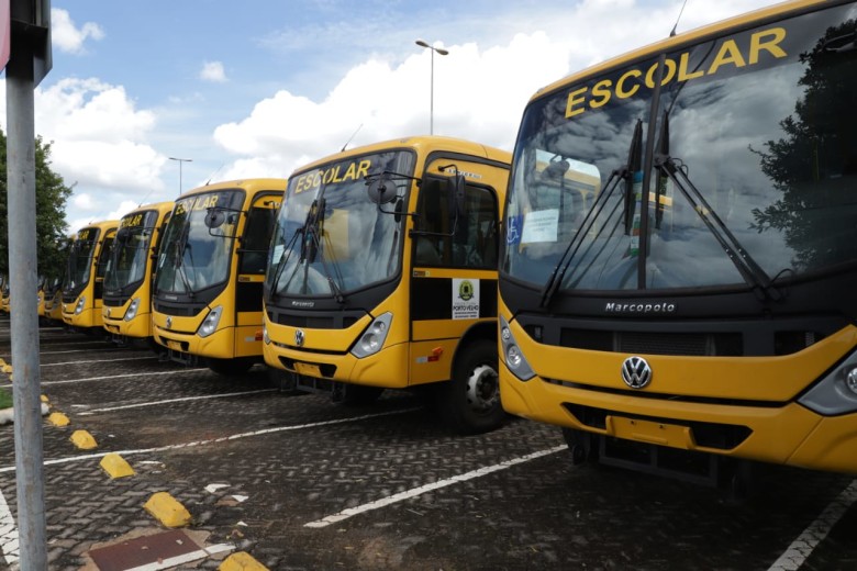 TRANSPORTE ESCOLAR - Semed faz revisão periódica dos novos ônibus guardados no pátio do shopping - News Rondônia