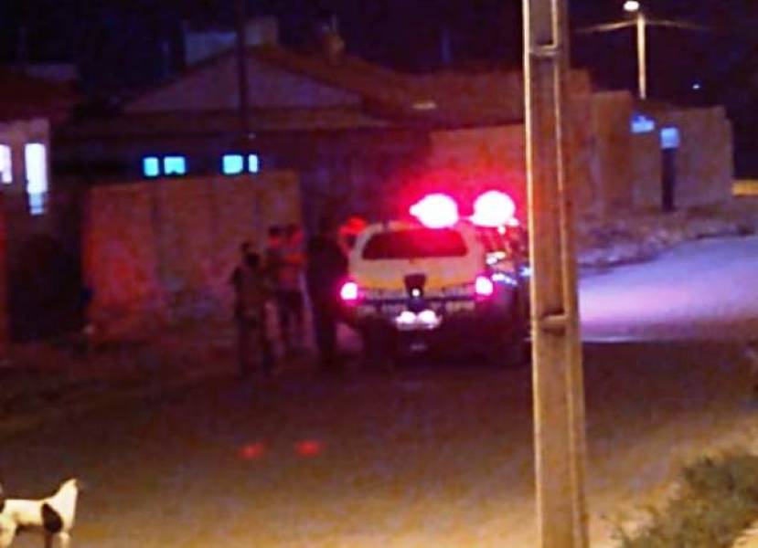 Homem desfere tapa na cara de outro, que reage a facadas; vítima foi levada para hospital com vísceras expostas - News Rondônia