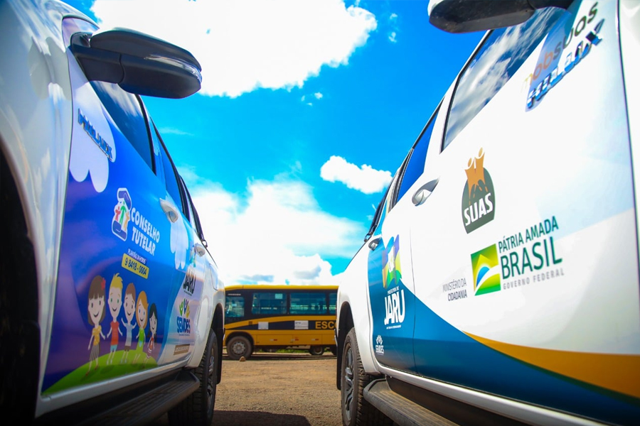 Jaru: Secretaria de Desenvolvimento Social adquire mais duas caminhonetes; um dos veículos é destinado ao Conselho Tutelar - News Rondônia