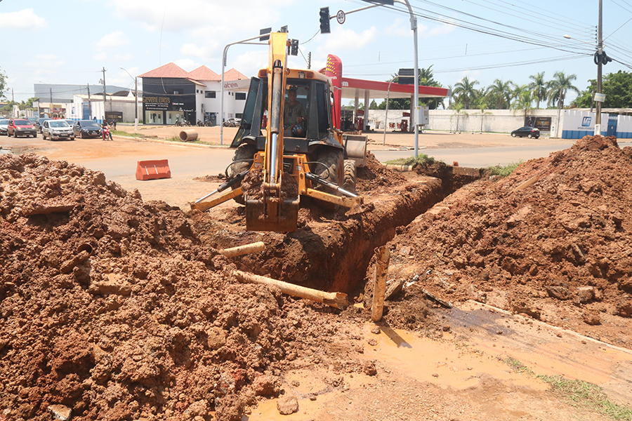 Hildon Chaves explica que alagações estão sendo combatidas com obras de drenagem - News Rondônia