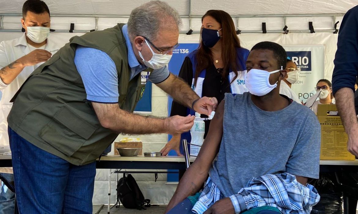 Brasil aplica mais de 2,56 milhões de doses de vacina em 24 horas - News Rondônia