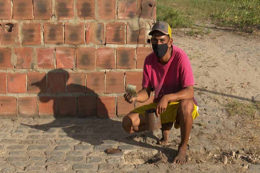Agricultor encontra 'tesouro enterrado' com dezenas de cédulas antigas em assentamento - News Rondônia