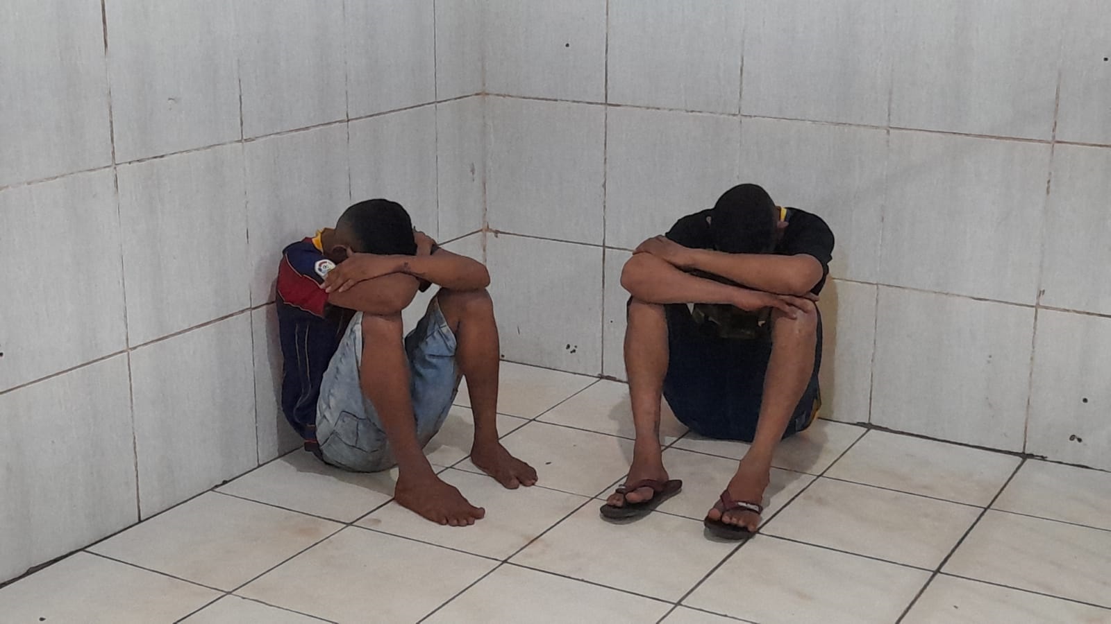 MARGINAIS - Adolescente e comparsa são flagrados com arma na zona leste - News Rondônia