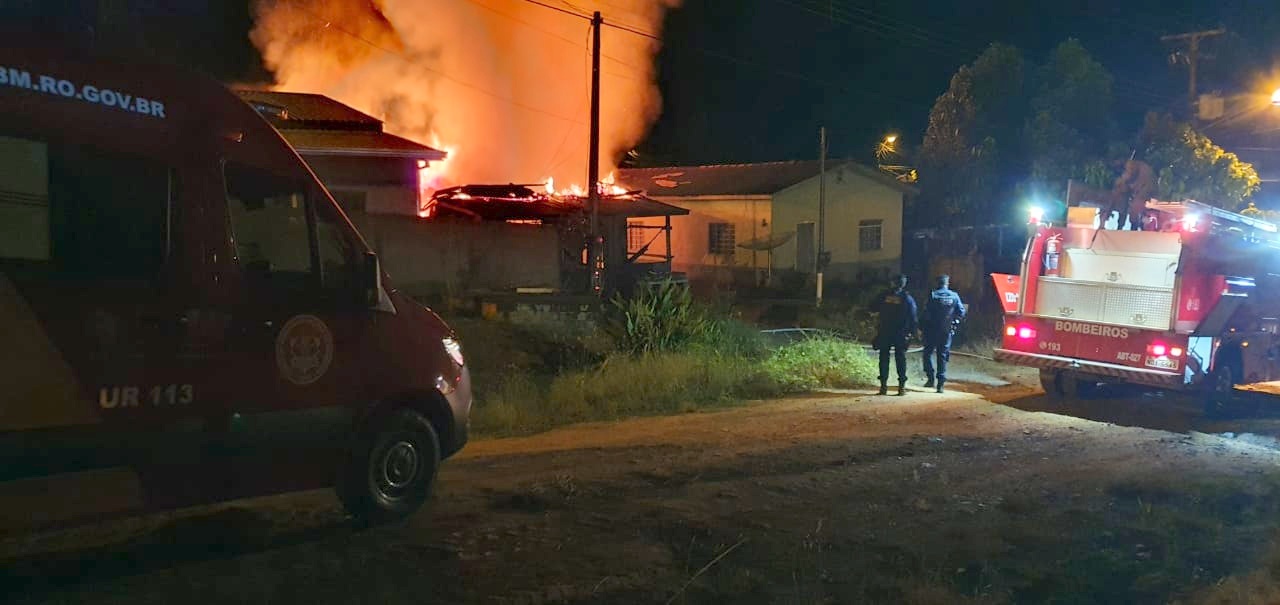 Residência é totalmente destruída por incêndio nesta madrugada em Rondônia - News Rondônia