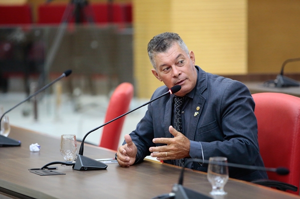DEPUTADO EDSON MARTINS GARANTE A ILUMINAÇÃO DE QUATRO CAMPOS DE FUTEBOL EM CUJUBIM - News Rondônia