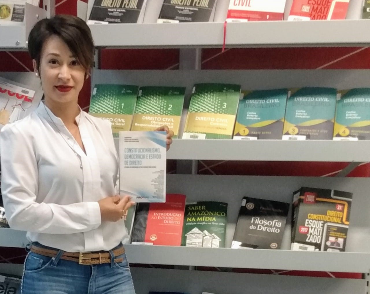 Professora do curso de Direito, doa livro de sua coautoria à Biblioteca da UNIRON - News Rondônia