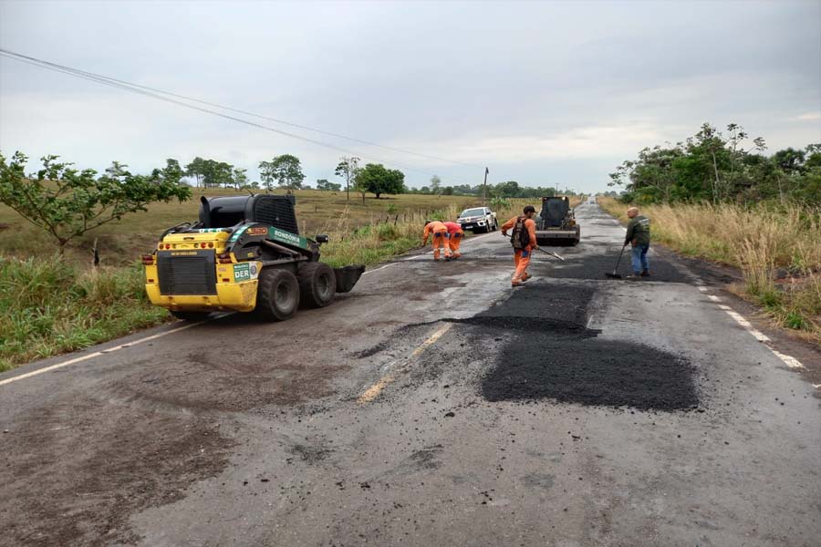 TAPA-BURACOS: Rodovia 492 recebe manutenção na pavimentação asfáltica entre o município de Parecis e a RO-491 - News Rondônia