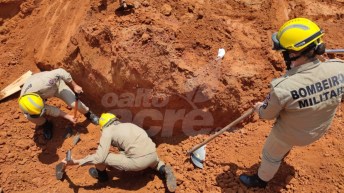 Bombeiros salvam vida de jovem que foi soterrado em vala na cidade de Epitaciolândia - News Rondônia
