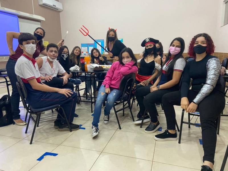 Empatia: ao verem adolescente triste por não participar de Halloween, colegas de aluno autista preparam festa-surpresa para ele - News Rondônia