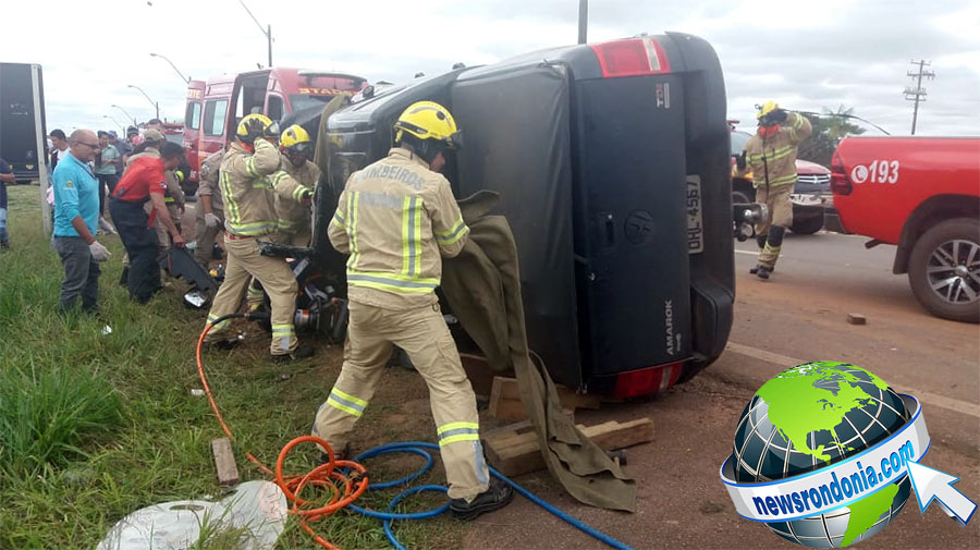 CAMINHONETE CAPOTA NA BR-364 EM FRENTE A UNIR E VÍTIMA FICA PRESA ÀS FERRAGENS - News Rondônia