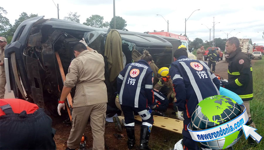 CAMINHONETE CAPOTA NA BR-364 EM FRENTE A UNIR E VÍTIMA FICA PRESA ÀS FERRAGENS - News Rondônia