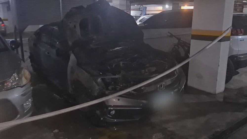 VÍDEO: Advogado coloca fogo no carro da ex-namorada; veículo é avaliado em R$ 120 mil - News Rondônia